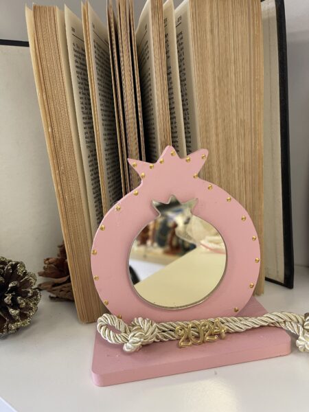 Ξύλινη κατασκευή σε σχήμα ρόδι σε ροζ χρώμα με plexiglass χρυσό ρόδι 12Χ12