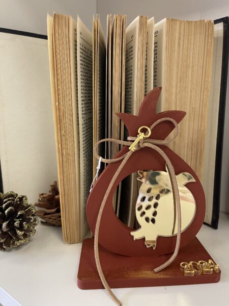 Ξύλινη κατασκευή σε σχήμα ρόδι σε κεραμίδι χρώμα με plexiglass χρυσό ρόδι 15Χ11