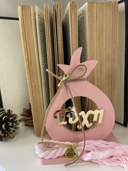 Ξύλινη κατασκευή σε σχήμα ρόδι σε ροζ χρώμα με plexiglass χρυσό (Τύχη) 15Χ11