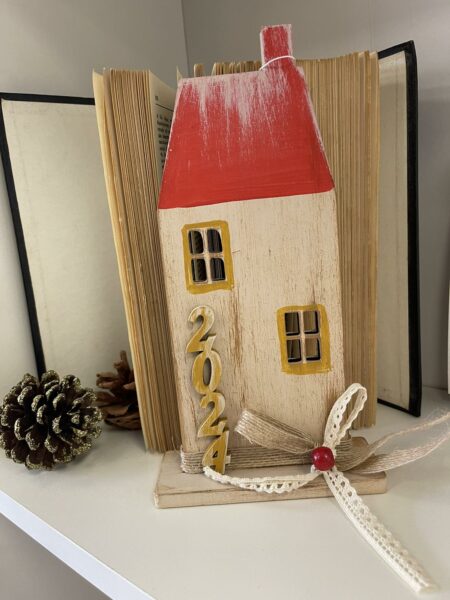 Ξύλινο ζωγραφισμένο στο χέρι χριστουγεννιάτικο σπιτάκι με καμινάδα