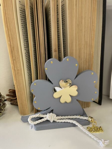 Ξύλινο τριφύλλι με πλέξιγκλάς